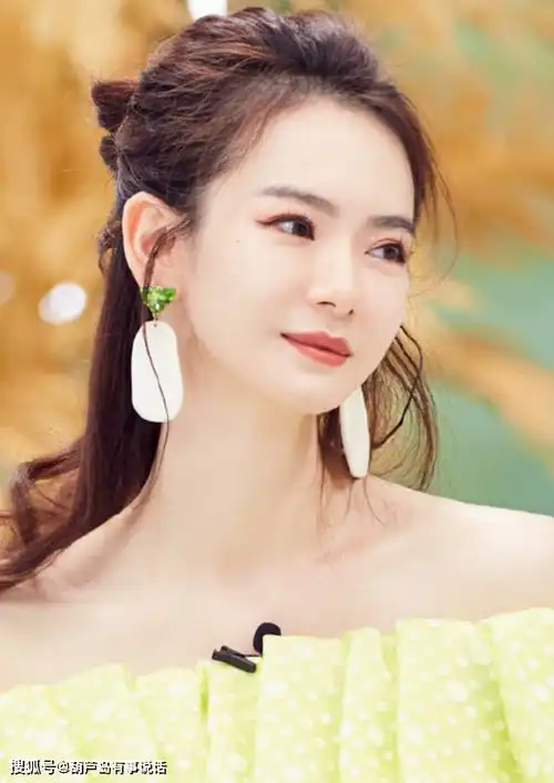 戚薇清新气息妆容,配淡黄色波点裙,尽显少女状态