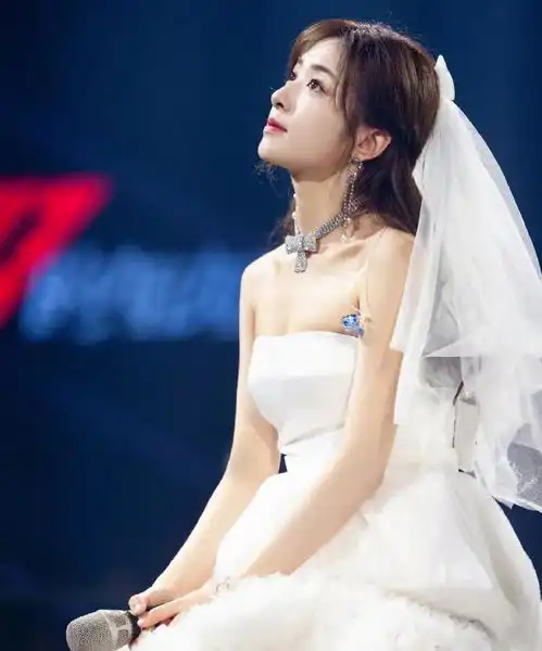 浪姐集体穿上婚纱做新娘,唯独李斯丹妮不想嫁