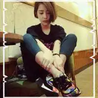 微信头像女生盘腿坐拽微信头像图片大全