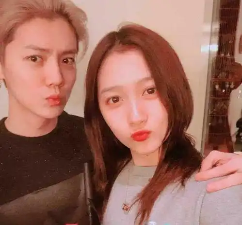 关晓彤吩咐鹿晗不能整天赖床看到鹿晗的反应,看一次笑一次