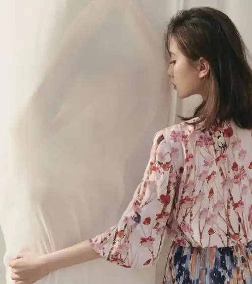 刘诗诗当妈后越发成熟,穿碎花裙丝毫不显俗气,温婉知性韵味足