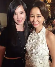 不比不知道,和其他女星一合照原来林心如这么黑,连刘涛也比不过