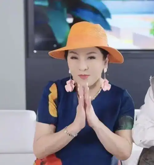 刘德华女儿首次公开露面,同妈妈看爸爸演出,高鼻梁大眼睛很漂亮
