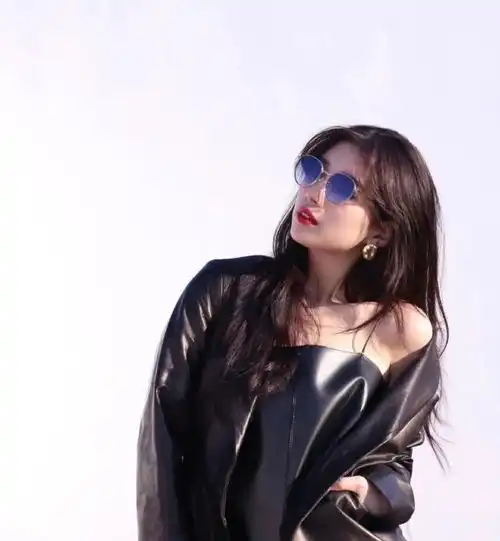 裴秀智大片花絮曝光,浪漫卷发配鲜艳服装,生图也能这么美