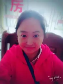 这女孩子长得好看吗双眼皮大眼睛眼睛很大很亮底子好皮肤雪白老好看皮肤很好蛮白的油性皮肤很嫩