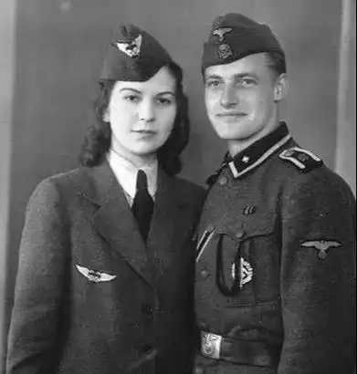 老照片二战时期1对德国军官夫妻,上世纪90年代绿皮火车上的女子