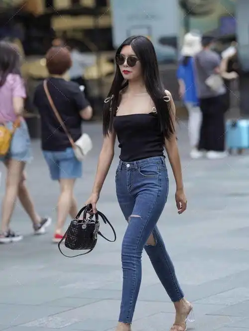 白色内搭瘦腰搭配黑色复古打底裤,贴合身体曲线,曲线尽显