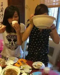 搞笑精选白衣服的妹子首先从气概上就输了