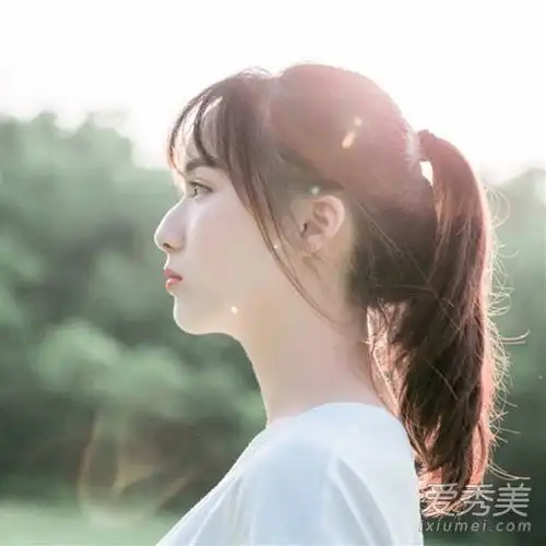 在夏天,头发应该在阳光照射后进行夏季化和修复,头发质量应该清晰可见