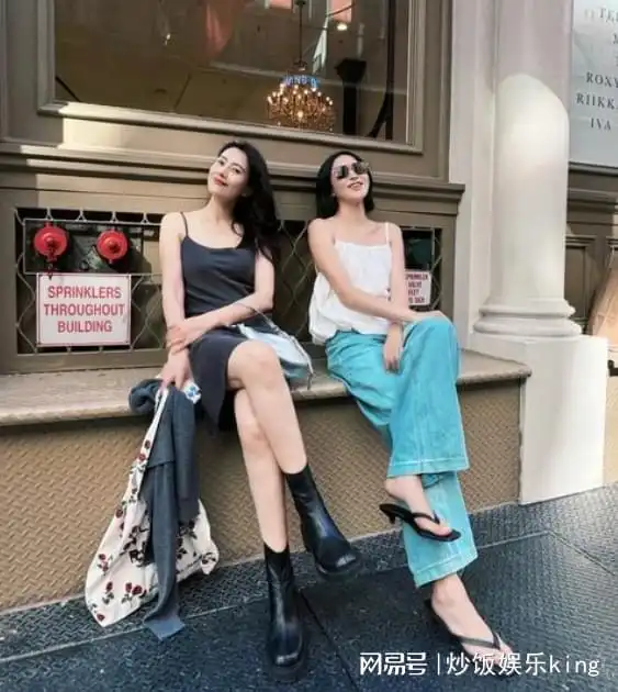 45岁女星高圆圆陪闺蜜逛街披头散发穿着随性,打扮年轻似少女