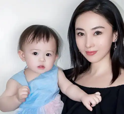 有种高颜值叫樊少皇女儿,大眼睛酷似洋娃娃,可爱度不输咘咘