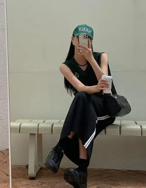 ins博主yoona特有的清冷高级感很飒又不张扬