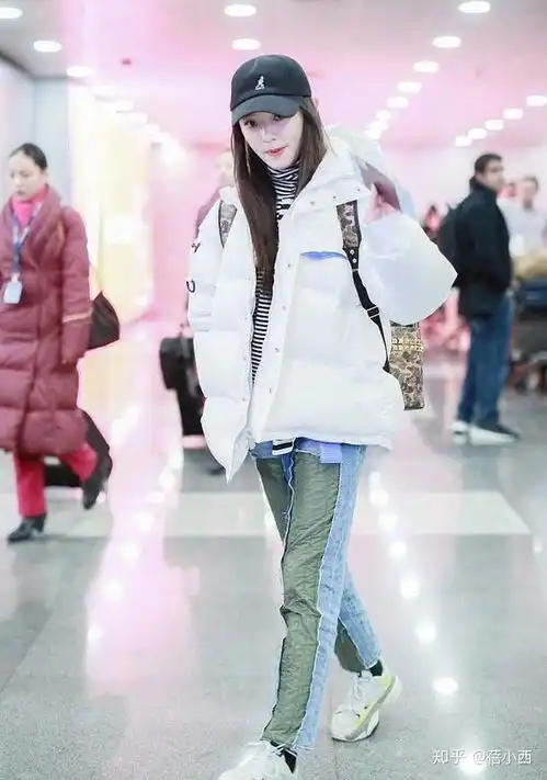 见过世面的女人穿衣更低调,像俞飞鸿一样黑白搭简约大气,太美了