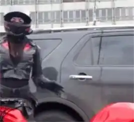 24万川崎机车现街头,排量998cc,车主是女骑士,停车时直接跳舞