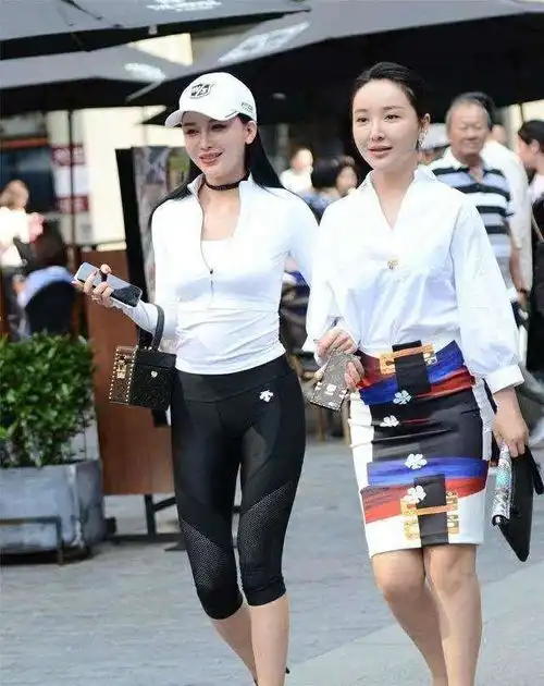 衬衫搭配打底裤,也是一种很独特的方法,让你拥有超高回头率