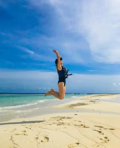 54岁刘嘉玲靠脸赢baby玩动漫脸真人更惊艳,戴大金链太珠光宝气