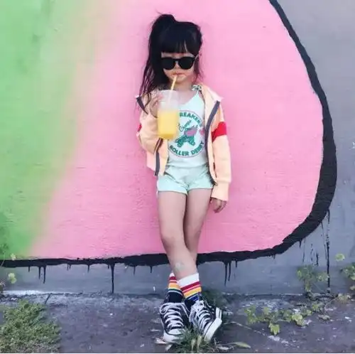 6岁小萝莉穿搭走红网络,生个女儿就要这样穿