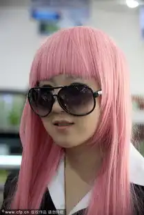 大学生上演动漫真人秀女生当街求包养