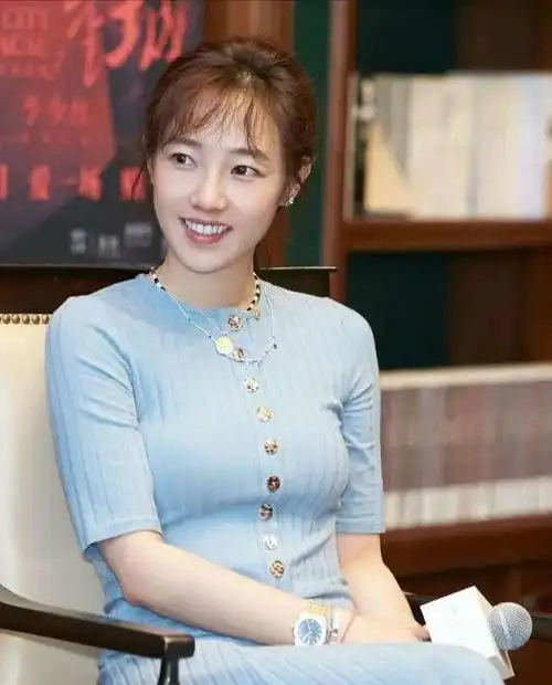 白百何果真拥有少女颜,穿黑底白碎花裙清爽,优雅时尚又减龄