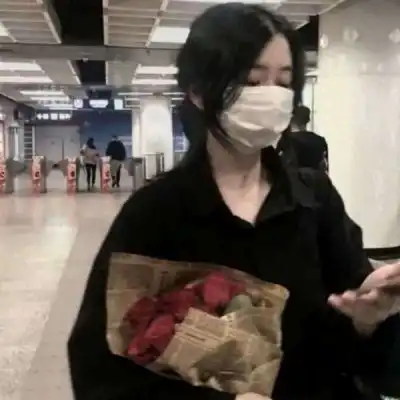 有时候突如其来的委屈连笑都带着僵硬.