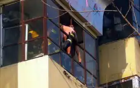 女子裸体逃出火海