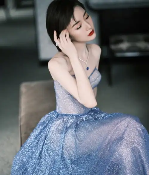 毛晓彤美成大女主,星空蓝钻抹胸裙又纯又欲,被赞人美智商高