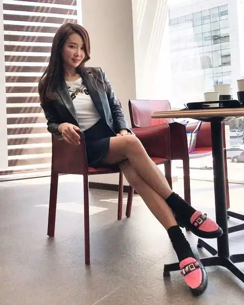 50岁女牙医容貌宛如18岁少女,带着女儿上真人秀节目惊呆众人