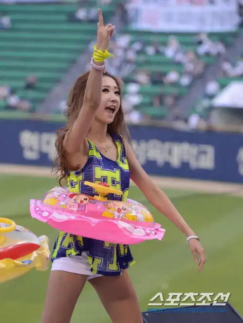 少女组合助阵韩棒球联赛清凉装热舞秀美腿