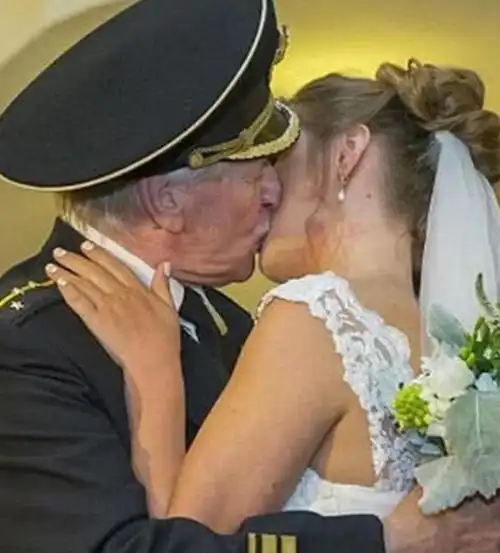 84岁男演员娶小60岁女学生,三年婚姻走到尽头,离婚原因堪称奇葩