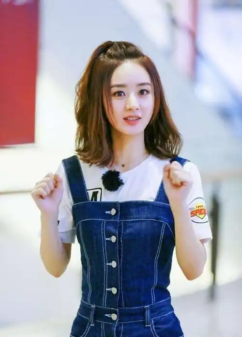 单身妈妈赵丽颖仍喜欢扮嫩,穿着少女的衣服,但脸上却写满了故事