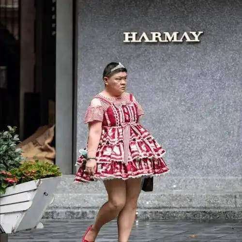 上海50岁阿姨,坚持每天穿公主裙逛街,被骂也不改,原因令人动容