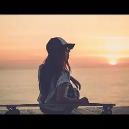 求头像一个男的头向左偏在夕阳下左手放在滑板上