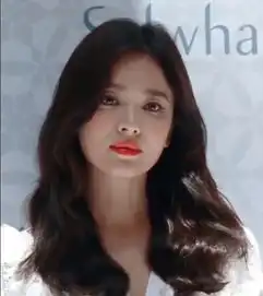 宋慧乔走出离婚阴霾,穿红装露出甜笑,重新展示最美的一面