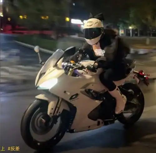 重庆机车女孩儿摔倒,现场图曝光,女孩儿本人回应