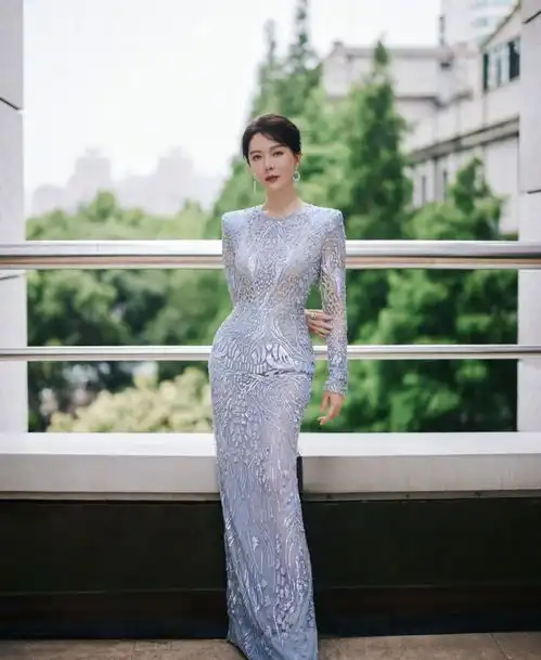 层次高的女人,都将连衣裙穿出了新花样,学高圆圆陈数气质穿搭