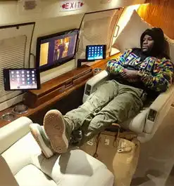 退役之后梅威瑟的生活或许只剩下炫富这件事了