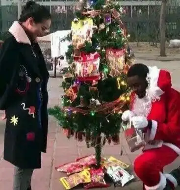 河南郑州某高校,黑人学生用辣条求婚女生,打动她的或许不是辣条