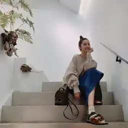 36岁杨丞琳穿军凉鞋走韩风,两层丸子头十分减龄,一笑好纯美