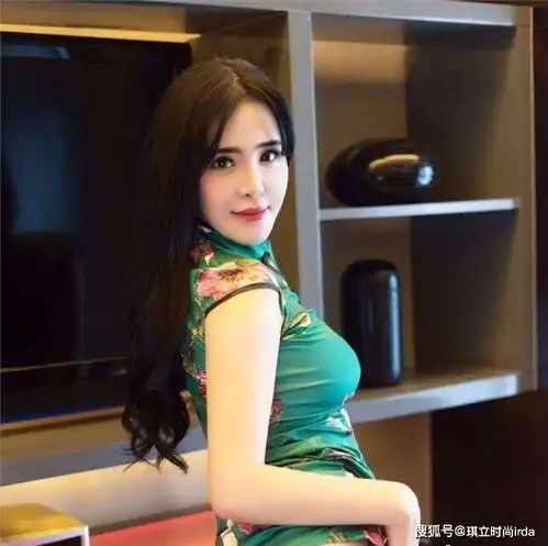 古典气质长发美人,穿碧绿色旗袍开叉裙,修长美腿白皙嫩滑,太养眼