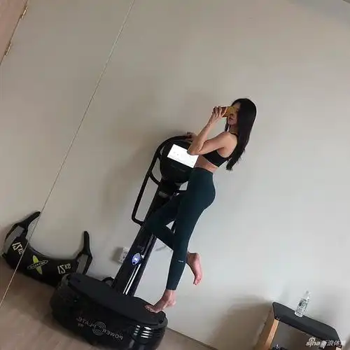 模特美女坚持健身保持好身材