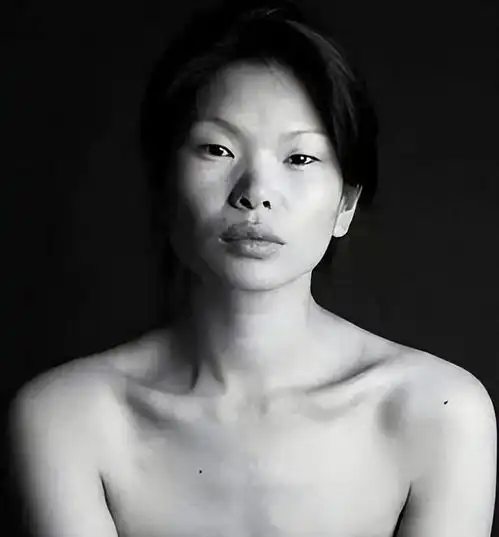 中国第一丑模吕燕,被传搬离上海,带混血儿子移民欧洲,现状如何