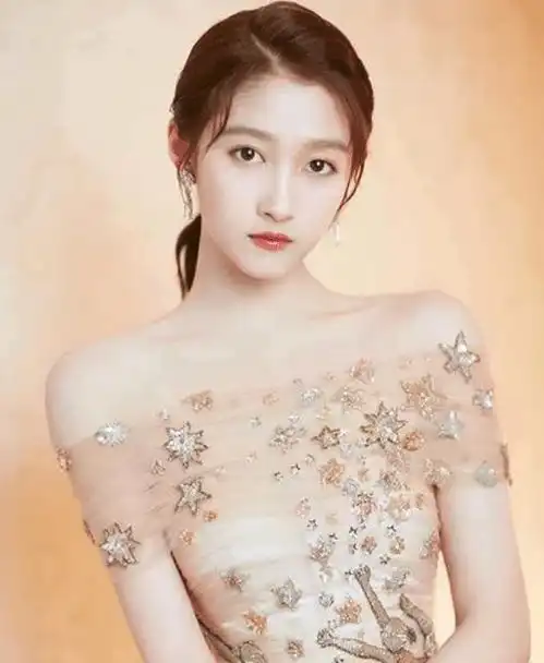 有种心动叫女星锁骨,鞠婧祎能养鱼,关晓彤成熟,看到郑爽一眼万年
