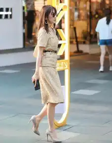 街拍月貌花容的美女,一条粉色的条纹连衣裙,时尚唯美漂亮迷人