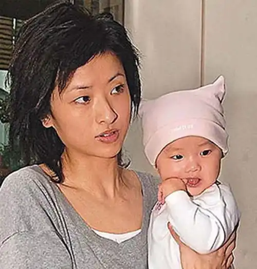 陈奕迅女儿高颜值大长腿,瓜子脸神似妈妈徐濠萦