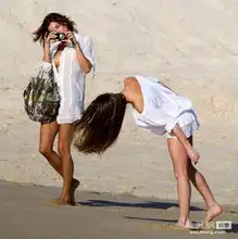 5克鲁尼女友为好友甘当摄影师身穿比基尼大秀好身材