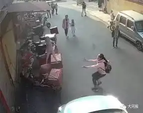 又现惊险一幕河南两岁男童坠楼,12岁女孩出手相救连续5天4个孩子坠楼,这些安全隐患你家有吗