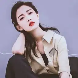 女生专属坐姿火了,男生们学不来,一个是鞠婧祎,一个是陈钰琪双腿