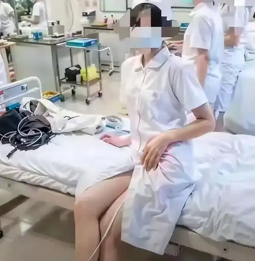 医院俩主任为抢护士互殴后,涉事护士私照被扒,我理解他们了
