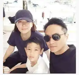 张智霖和神秘女人逛街忙着挡镜头,仔细一看,原来是她