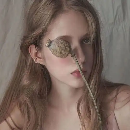 欧美头像女背着包让座